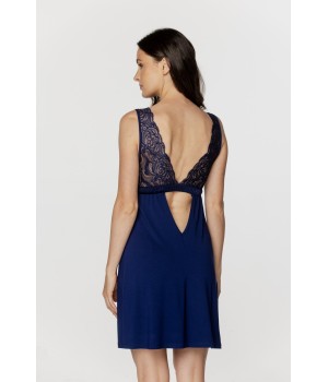 Detalle del corte ceñido de nuisette azul noche